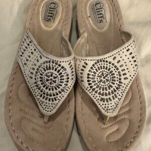 NEW Cliffs White Mountain Cienna Thong Sandal, Like New, White 9.5M